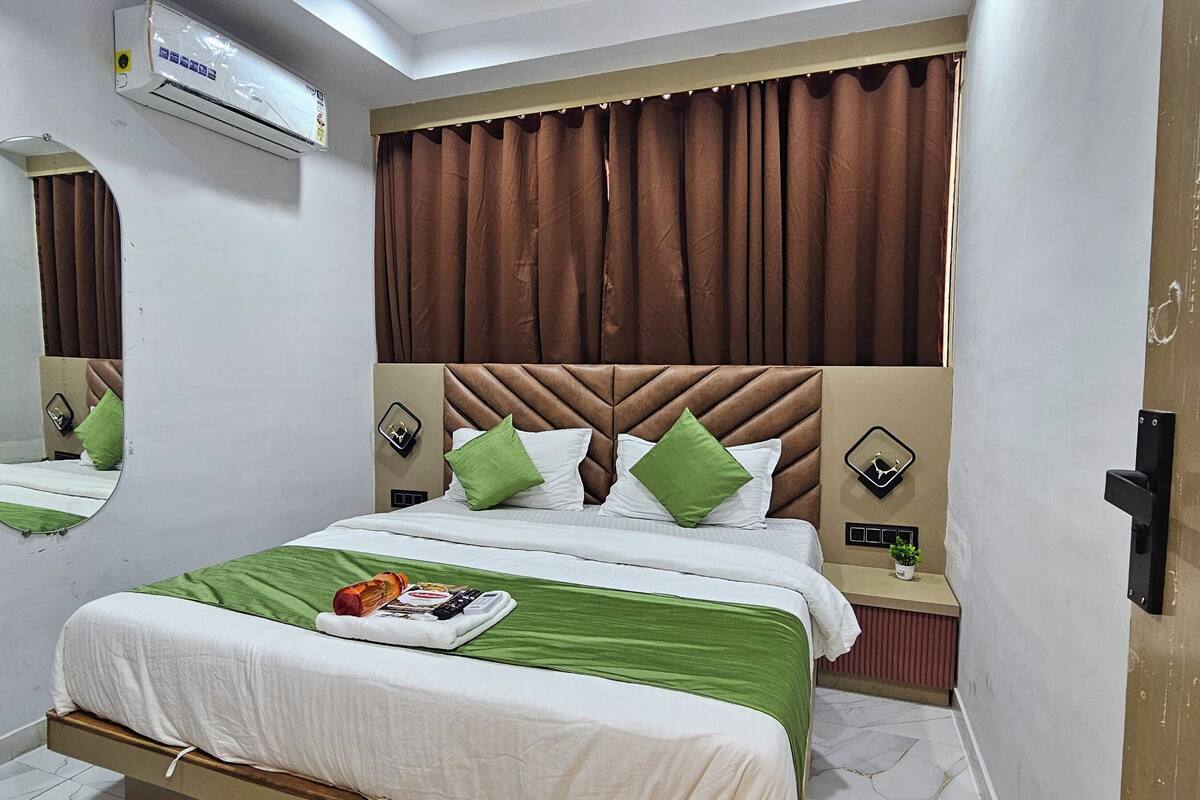 Deluxe Double Room, City View | Laptop workspace, iron/ironing board, free WiFi