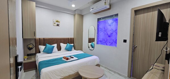 Chambre Double Deluxe, vue ville | Espace de travail pour ordinateur portable, fer et planche à repasser