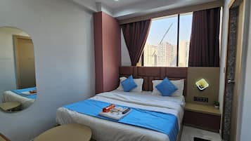 Dobbeltrom – deluxe, byutsikt | Skrivebord for bærbar PC, strykejern/-brett og wi-fi (inkludert)