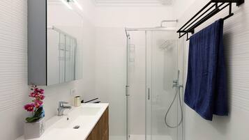 Chuveiro, secador de cabelo, toalhas de banho