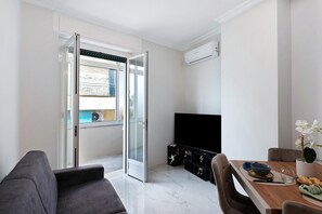 TV - Casa Giuseppe Centro – Sanremo: Apartment with a very small cute sea view near Piazza Colombo (Sanremo)