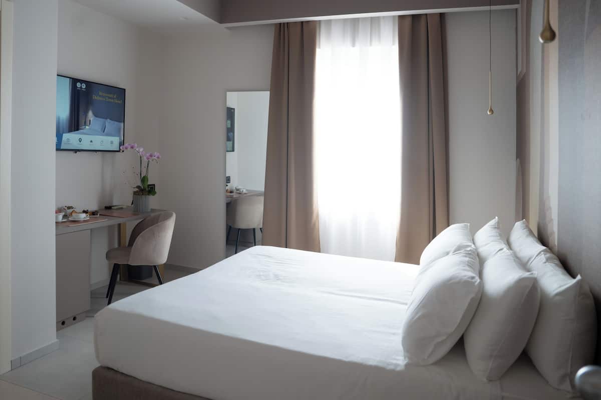 Deluxe Room | In-room safe, blackout drapes, free WiFi