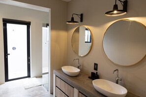 Shower - villa Kolobe modern bush villa (Hoedspruit)