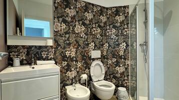 Doccia, asciugacapelli, bidet, asciugamani