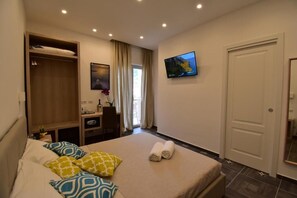 Deluxe tweepersoonskamer, balkon, uitzicht op tuin | Donsdekens, een minibar, een kluis op de kamer, een bureau
