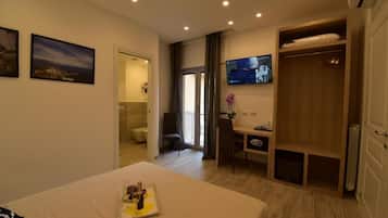 Copriletto in piuma, minibar, una cassaforte in camera, una scrivania