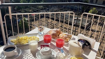 Habitación doble Deluxe, balcón, vista al jardín | Servicio a la habitación