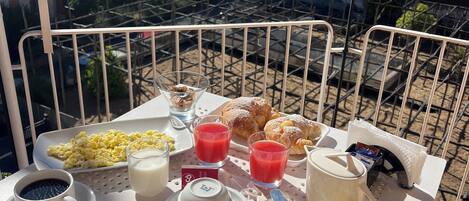 Deluxe Double Room, Balcony, Garden View | In-room dining