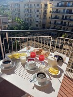 Deluxe Double Room, Balcony, Garden View | In-room dining