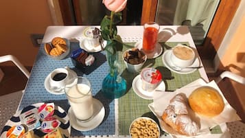 Free daily cooked-to-order breakfast