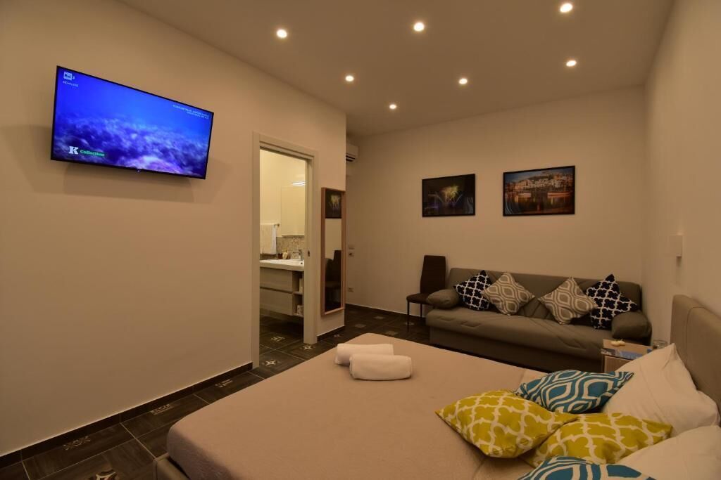 Deluxe Double Room, Balcony, Garden View | Minibar, in-room safe, desk, laptop workspace