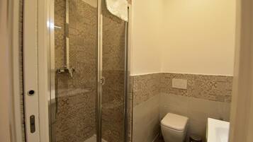 Dobbeltrom – deluxe, balkong, hageutsikt | Bad | Dusj, regndusjhode, toalettartikler (inkludert) og hårføner