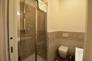 Deluxe tweepersoonskamer, balkon, uitzicht op tuin | Badkamer | Een douche, een regendouche,  milieuvriendelijk toiletgerief