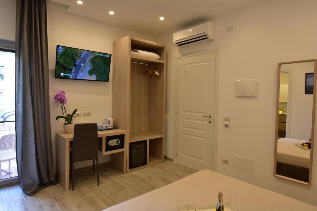 Dobbeltrom, balkong, hageutsikt | Minibar, safe på rommet, skrivebord og skrivebord for bærbar PC