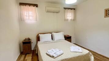 Dobbeltrom – junior, hageutsikt | Skrivebord, skrivebord for bærbar PC og strykejern/-brett