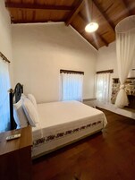 Junior Tek Büyük Yataklı Oda, Bahçe Manzaralı | Masa, dizüstü bilgisayar çalışma alanı, ütü/ütü masası 