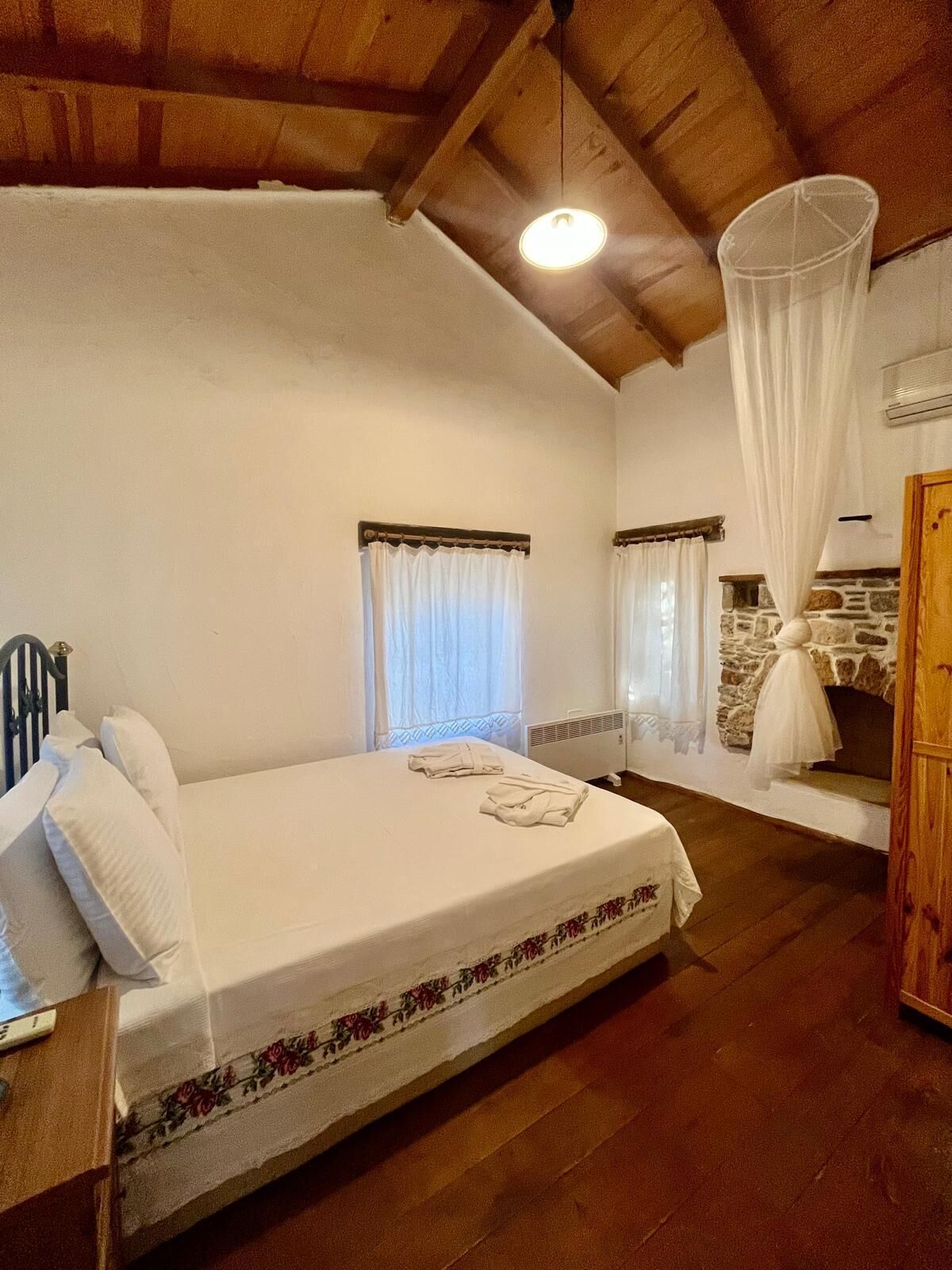 Desk, laptop workspace, iron/ironing board, free WiFi