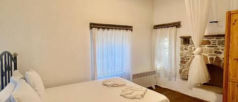 Desk, laptop workspace, iron/ironing board, free WiFi