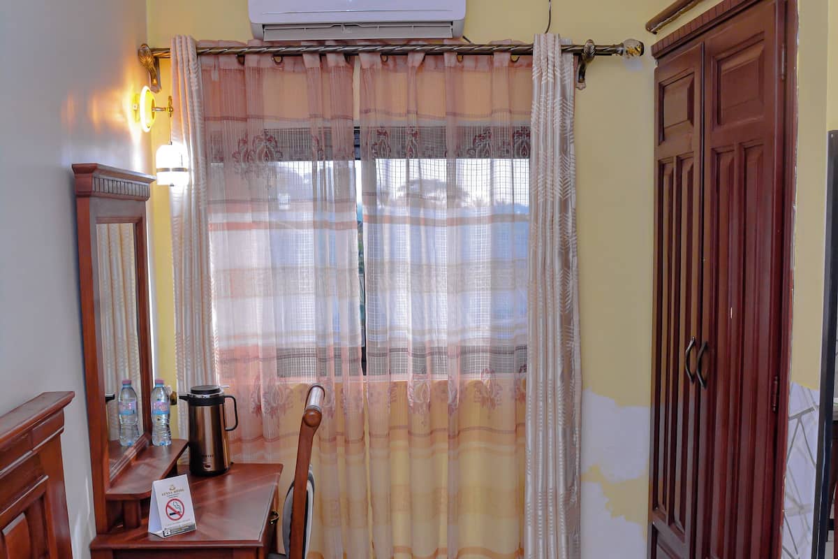 Quarto casal luxo, vista para a cidade | Escrivaninha, espaço de trabalho para notebook, Wi-Fi de cortesia