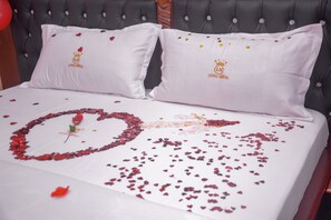 Deluxe Double Room, City View | Desk, laptop workspace, free WiFi - lynna hôtel (Yaoundé)