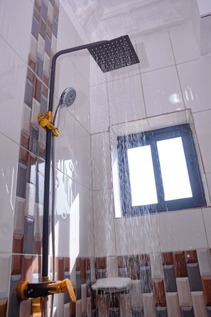 Phòng đôi phong cách cổ điển, quang cảnh thành phố | Phòng tắm | Khăn tắm, xà phòng, giấy vệ sinh
