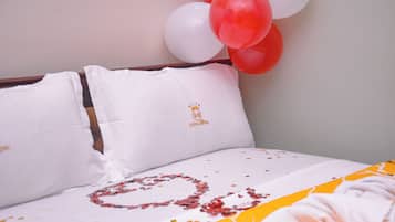 Suite superior, vistas a la ciudad | Escritorio, espacio para trabajar con un portátil, wifi gratis