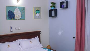 Quarto casal conforto, vista para o pátio | Escrivaninha, espaço de trabalho para notebook, Wi-Fi de cortesia