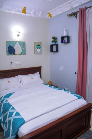 Quarto casal conforto, vista para o pátio | Escrivaninha, espaço de trabalho para notebook, Wi-Fi de cortesia