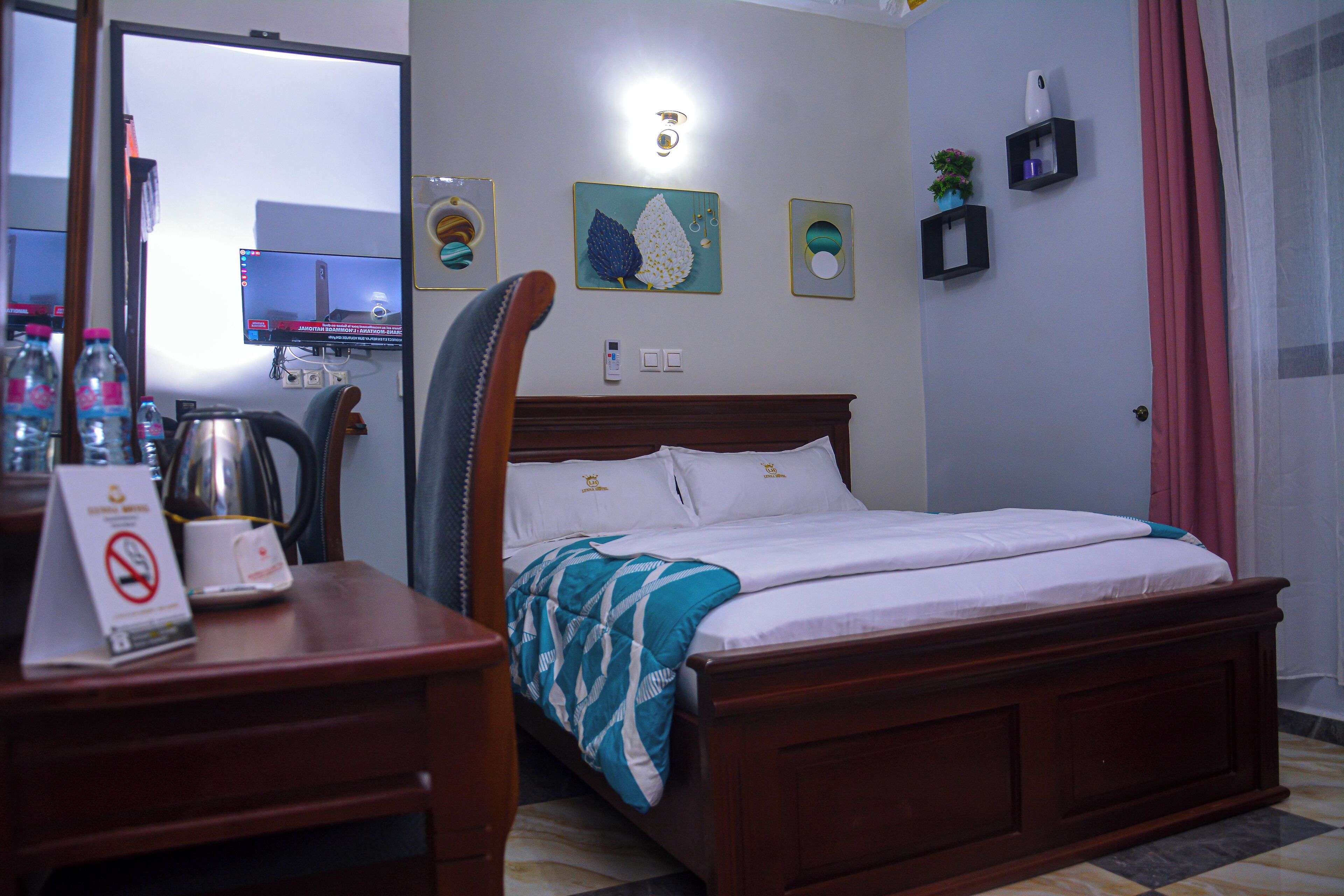 Quarto casal conforto, vista para o pátio | Escrivaninha, espaço de trabalho para notebook, Wi-Fi de cortesia