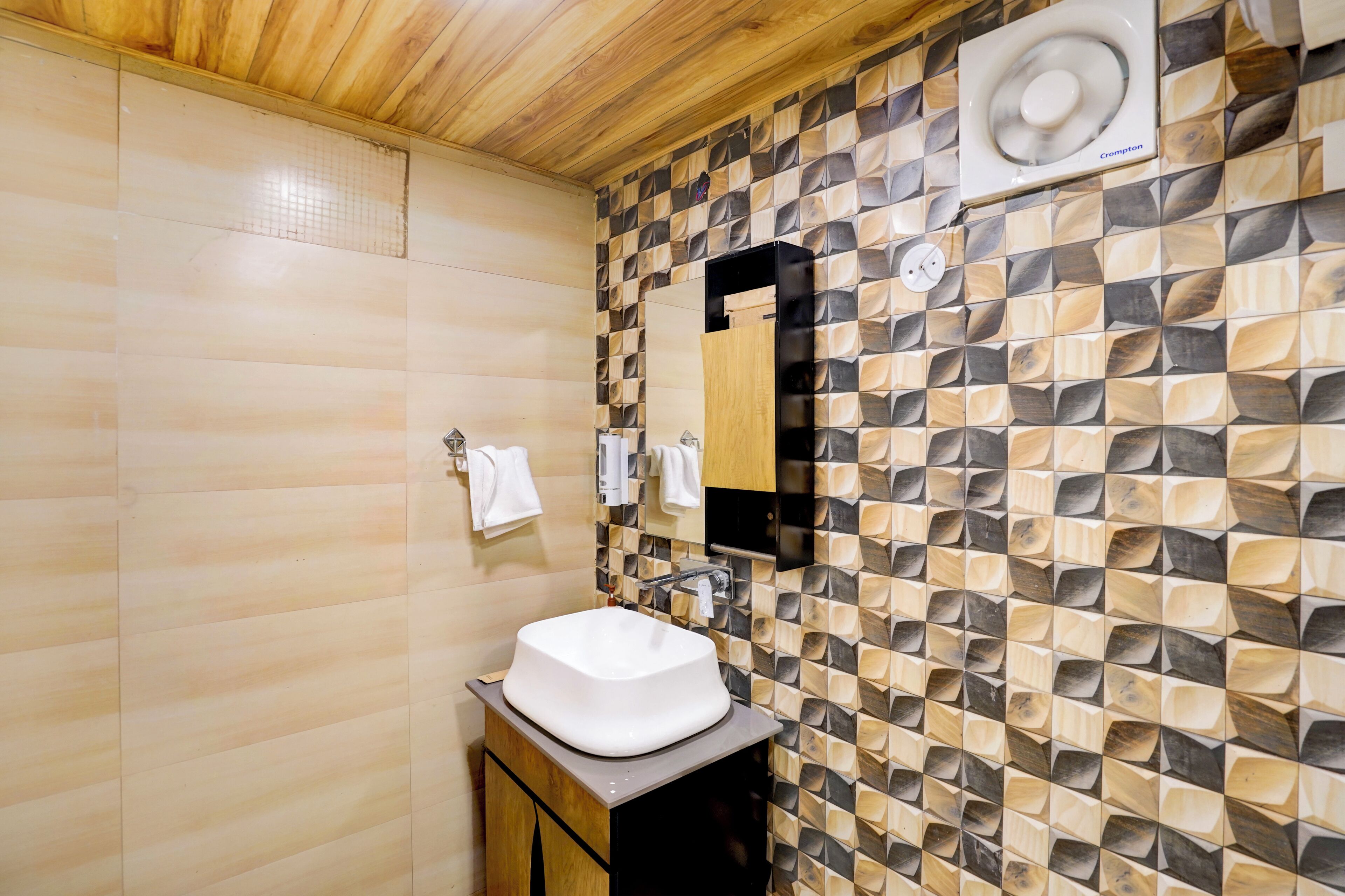 Comfort Cottage, Garden View | Bathroom | Towels, soap, shampoo, toilet paper