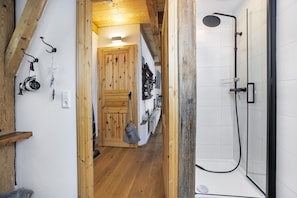 Shower, hair dryer, towels - Apartment 'Beim Senner' with Balcony and Wi-Fi (Halblech)