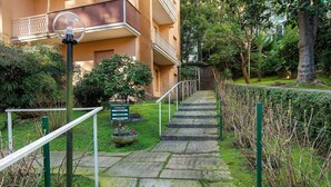 Una scala in pietra conduce a un edificio con un cartello che indica 'RESIDENZA PARCO' e 'GARA'.