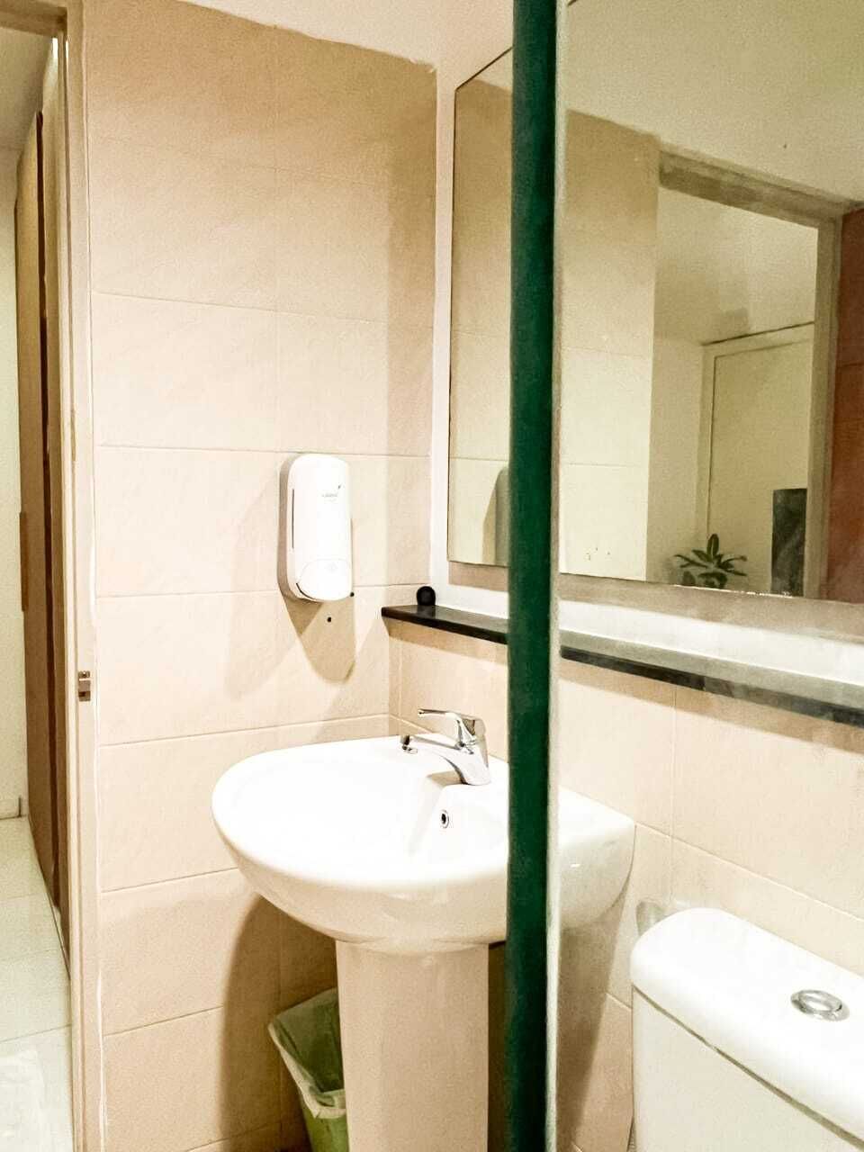 华丽双人房 | 浴室 | 大花洒淋浴喷头、毛巾、肥皂、洗发水