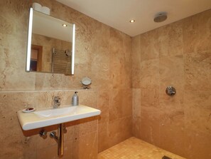 Shower - Kerslake House (Torpoint)