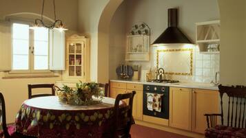 Luxe appartement, uitzicht op tuin | Woonruimte | Flatscreentelevisie en een printer