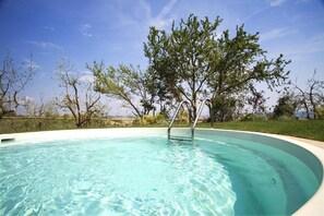 Villa familiar, vista al jardín | Alberca | Alberca al aire libre por temporada y camastros 