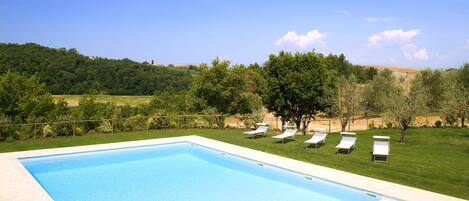 Sesongbasert utendørsbasseng og solsenger