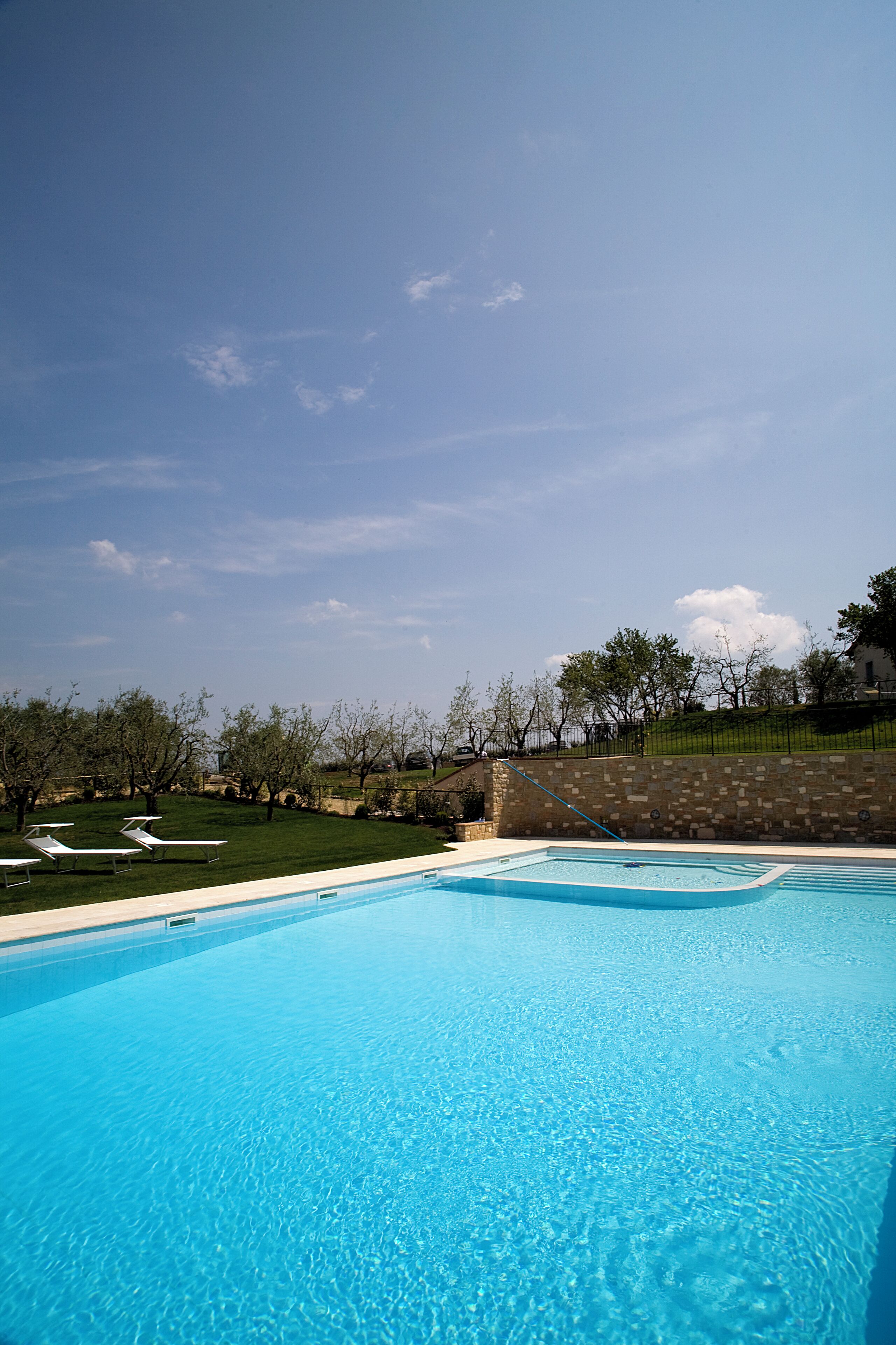 Appartamento Luxury, vista giardino | Piscina | Piscina stagionale all'aperto, lettini