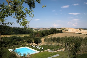 Apartamento, balcón, vistas al jardín | Piscina | Una piscina al aire libre de temporada, tumbonas