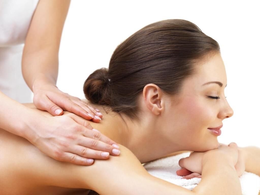 Eine Person erhält eine Massage.