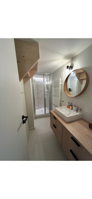 Een douche, een haardroger, handdoeken, zeep