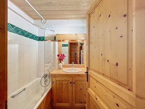 Bathroom - 3-Room Apartment with Parking and Mont Blanc Views (Combloux)