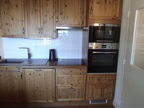 Fridge, microwave, oven, stovetop - Spacious apartment for 6 with WiFi and parking, Super Besse (Besse-et-Saint-Anastaise-Super Besse)