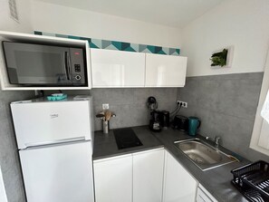 Fridge, microwave, stovetop, dishwasher - Bright apartment for 4 with parking near beach in Argelès (Argelès-sur-Mer)