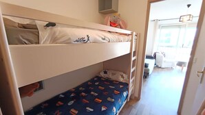 A bunk bed room with a toy elephant on the top bunk. - Studio Cabin for 4 in Vielle Aure with Parking (Vielle-Aure)