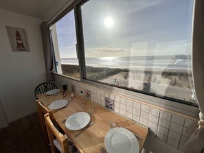 Dining - Beautiful 3-Room Apartment, Sleeps 6, 50m from Beach (Saint-Hilaire-de-Riez)