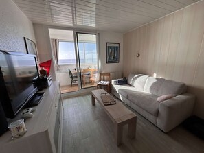 TV - Beautiful 3-Room Apartment, Sleeps 6, 50m from Beach (Saint-Hilaire-de-Riez)