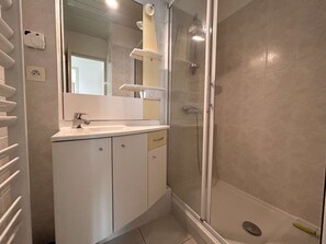 Bathroom - Beautiful 3-Room Apartment, Sleeps 6, 50m from Beach (Saint-Hilaire-de-Riez)
