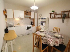 Kylskåp, mikrovågsugn, ugn och spishäll