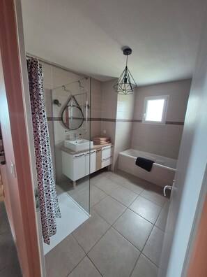Shower, hair dryer, towels, soap - House with swimming pool & exceptional view of the Vercors - Absolute peace and quiet (Chabrillan)